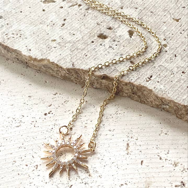 VB&CO Designs Handmade Jewelry – wholesale Hänge-/berlockhalsband – Minimalistiskt solhalsband med kristaller, boutique-smycke7