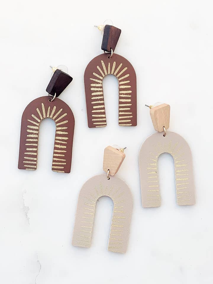 Trä U örhängen för wholesale av The Lucky Collective