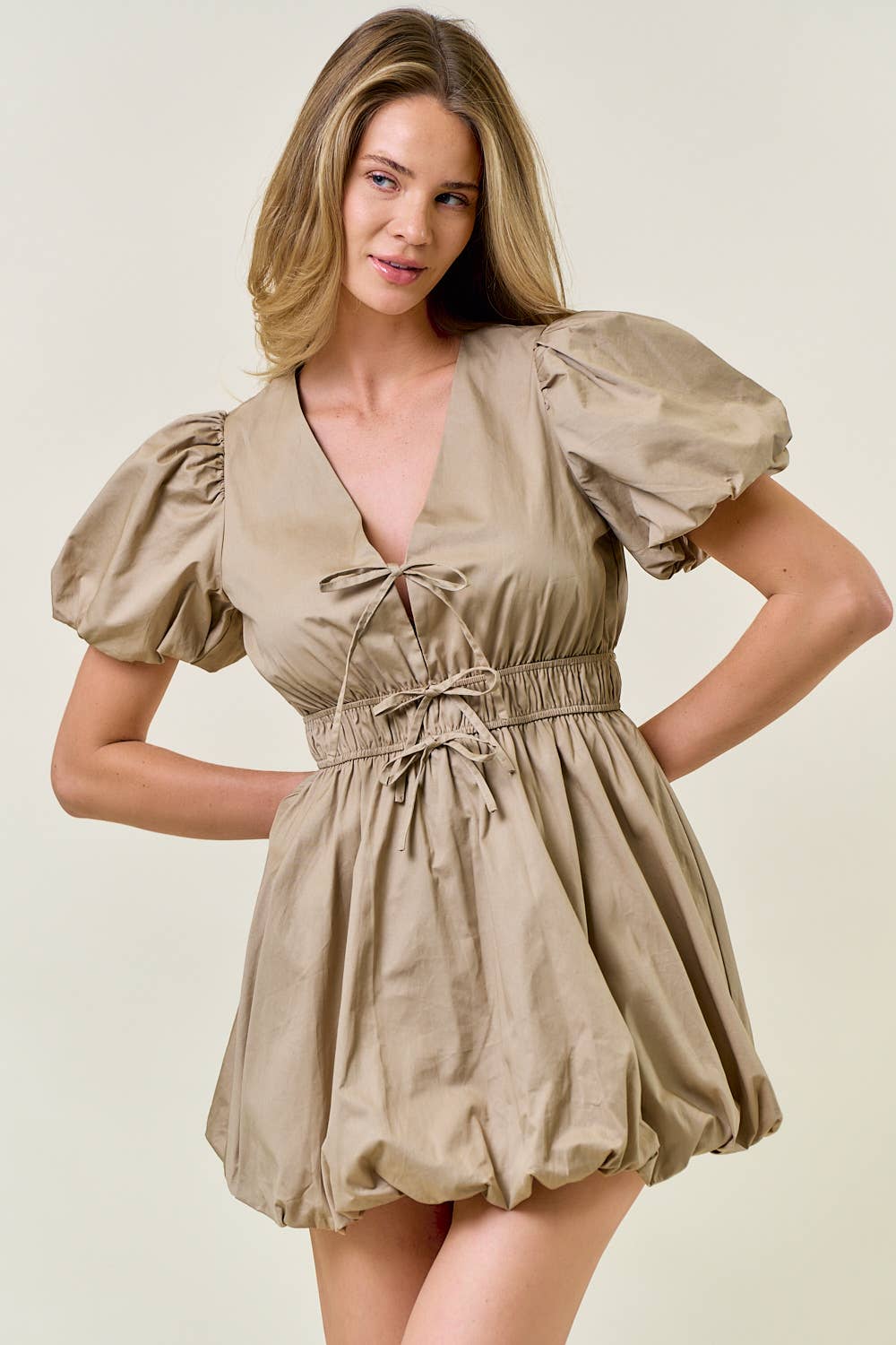 Doe and Rae - Vendita all'ingrosso Vestito - Donna - MINI ABITO CON MANICHE A SBUFFO, LACCIO DAVANTI E ORLO A BOLLA - 28226D10