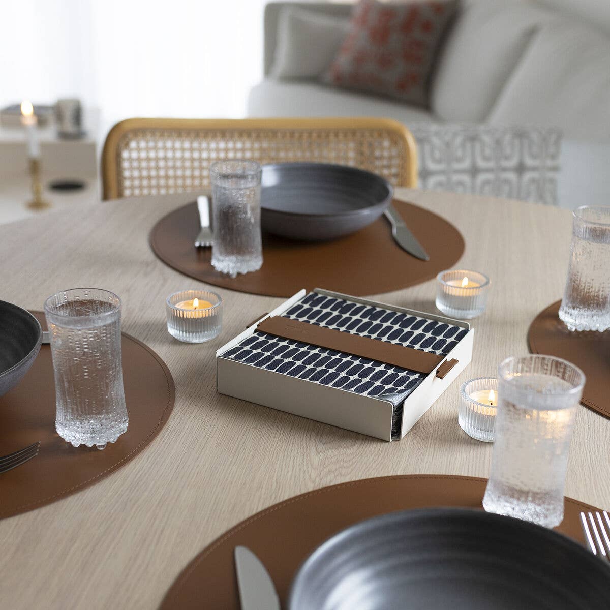 Miiko - Vendita all'ingrosso Tovagliette - Sottopiatto rotondo in pelle riciclata marrone1