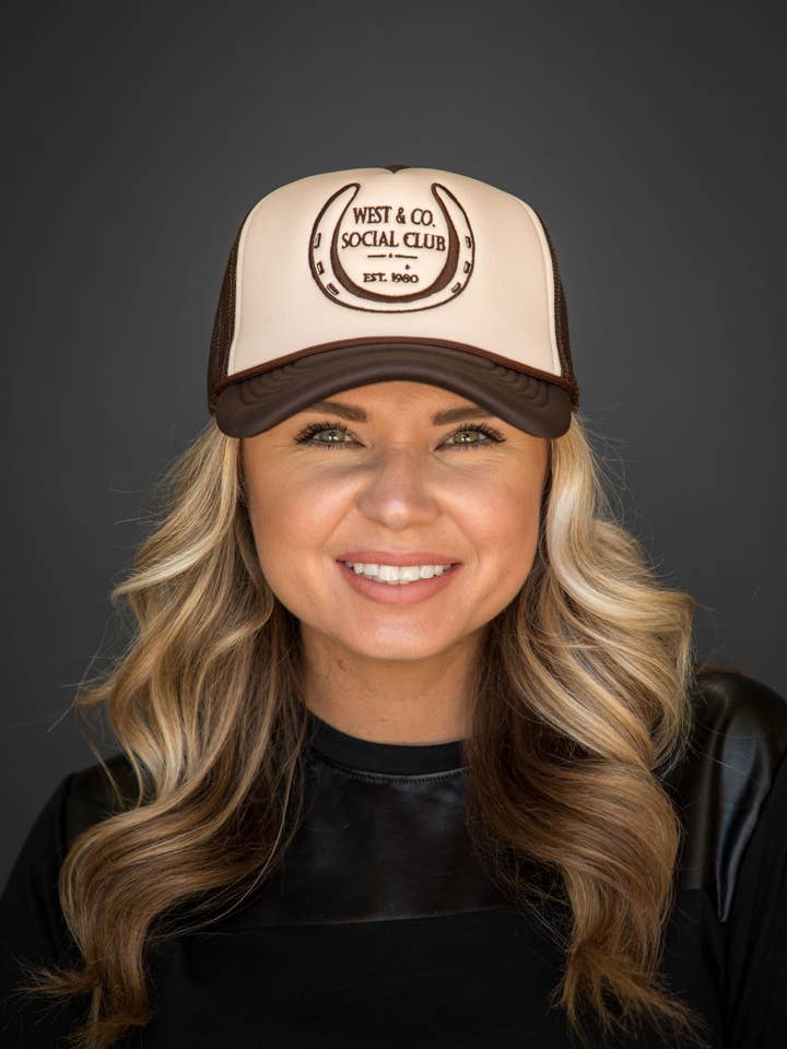 Gorra de camionero marrón con parte delantera bronceada y marrón West & Co Social Club para venta al por mayor de West & Co.