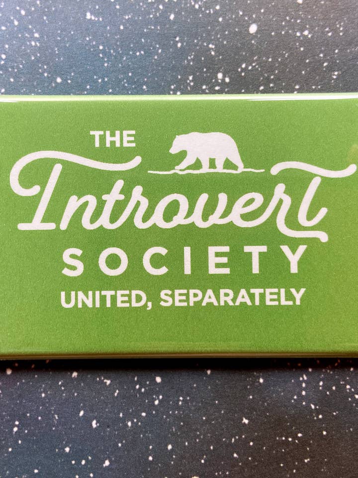 Calamita «The Introvert Society» per la vendita all'ingrosso da parte di The Red Swan Shop
