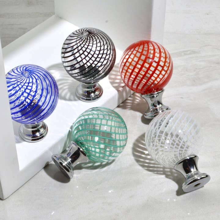 Bouton de tiroir/armoire en verre de Murano Filigrana, fabriqué en Italie pour la vente par Via Graceffo