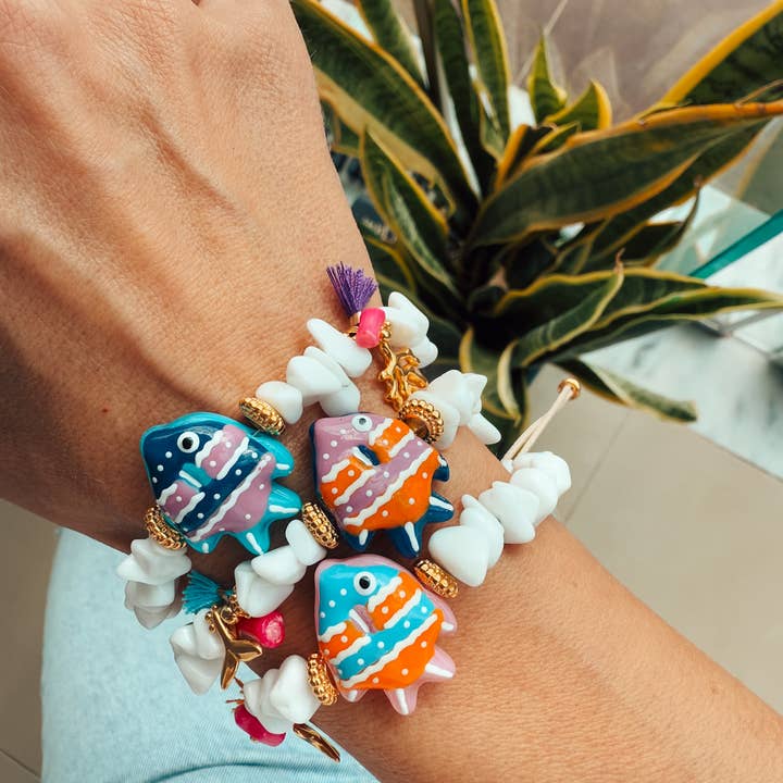 Goupi - Wholesale Charm/Dangle Bracelet - White Chip Bracelet with Colorful Exotic Fish2