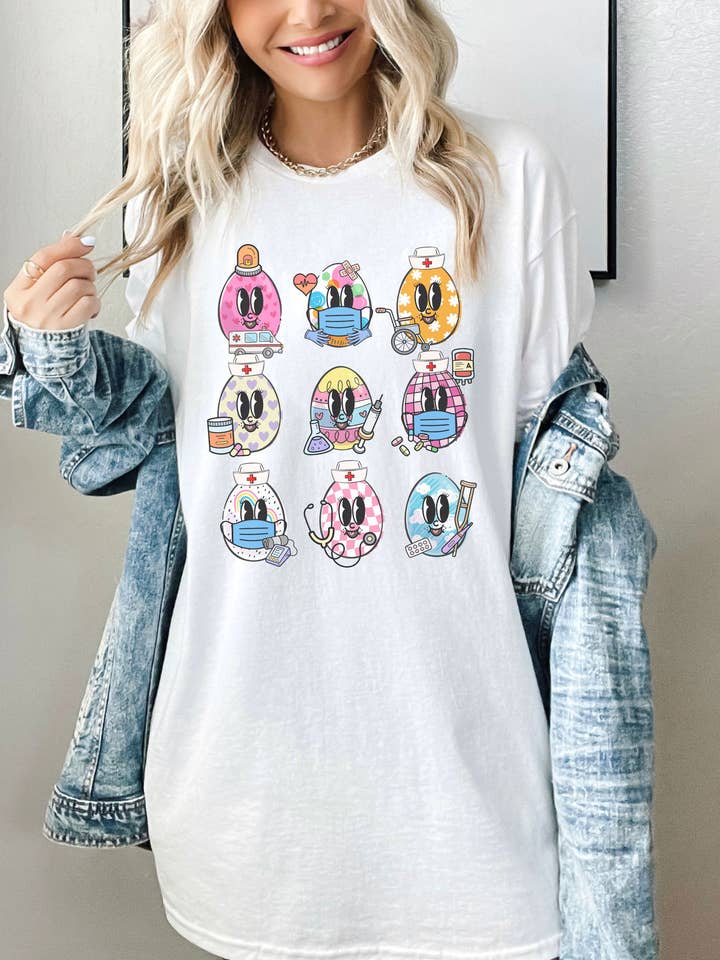 Chemise d'infirmière Easter Eggs, Nurse Happy Easter, Easter Nurse pour la vente par SONDO DESIGN LTD