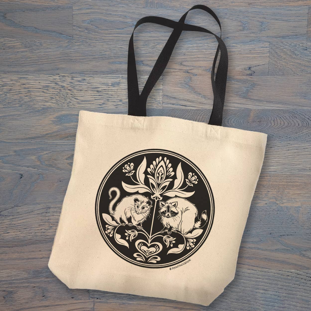 Thistle Finch Designs - Vente Tote bag – unisexe - Sac fourre-tout à enseigne hexagonale Raccoon & Opossum1