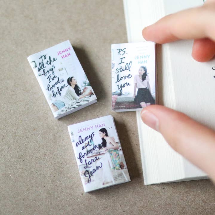 Libros de la serie A todos los chicos de los que me enamoré hechos a mano en MINI (conjunto de 3 mini libros) para venta al por mayor de The Sticker Shop