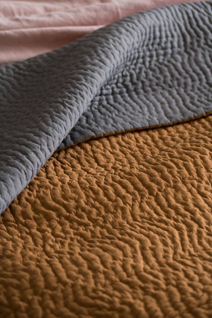 Ocre & Éboulis Jeté Kantha en voile en vente sur Faire4