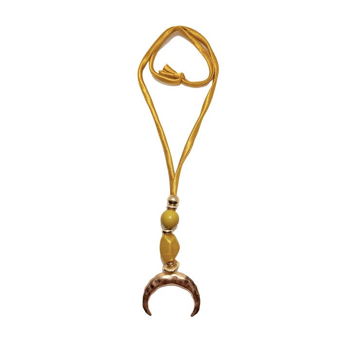 🌙 Necklace with Crescent Moon Pendant for wholesale by Miss Minna