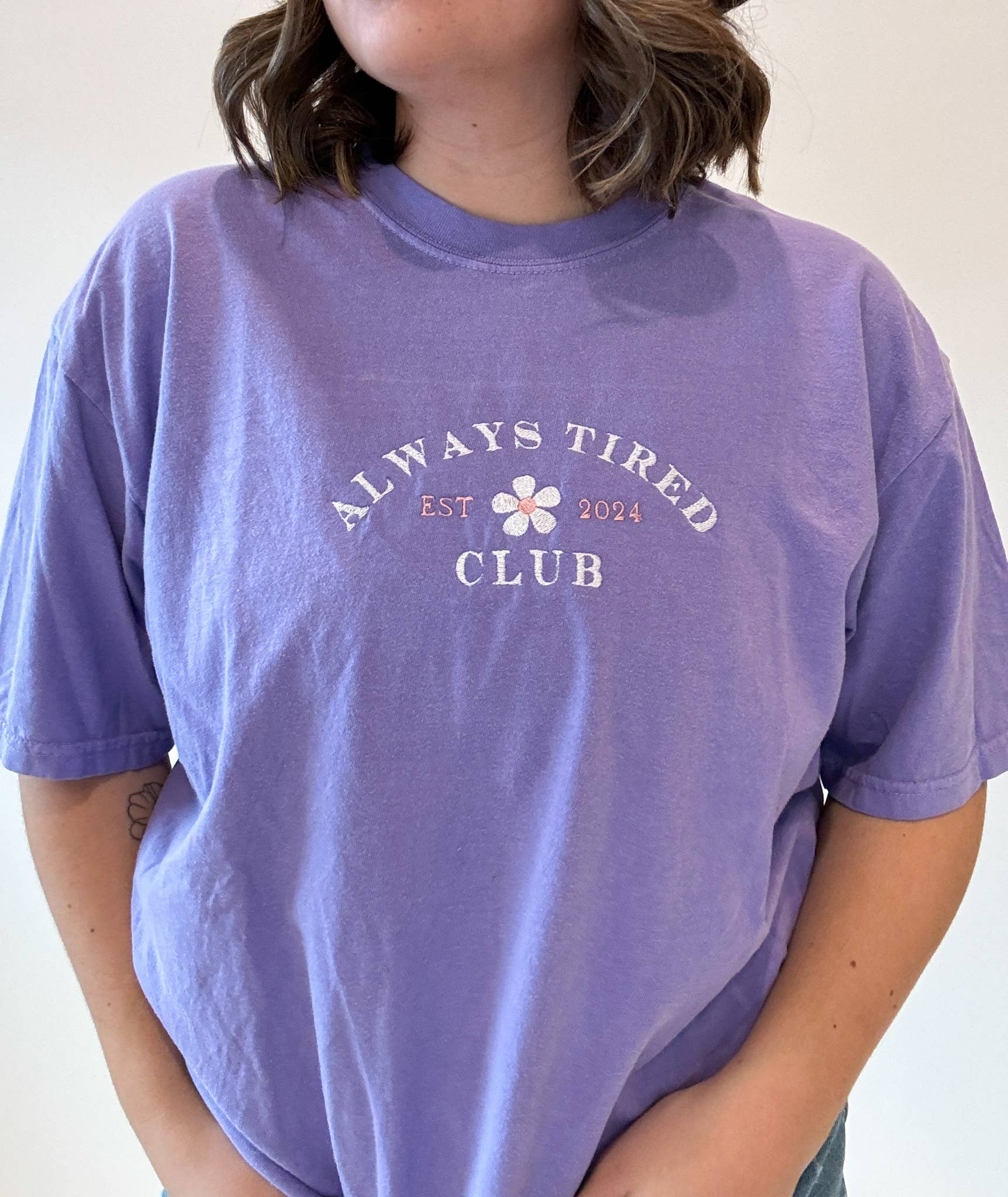 Brenna M & Co - Vente T-shirt – femme - T-shirt brodé "Toujours fatigué" Sensibilisation à la santé mentale0