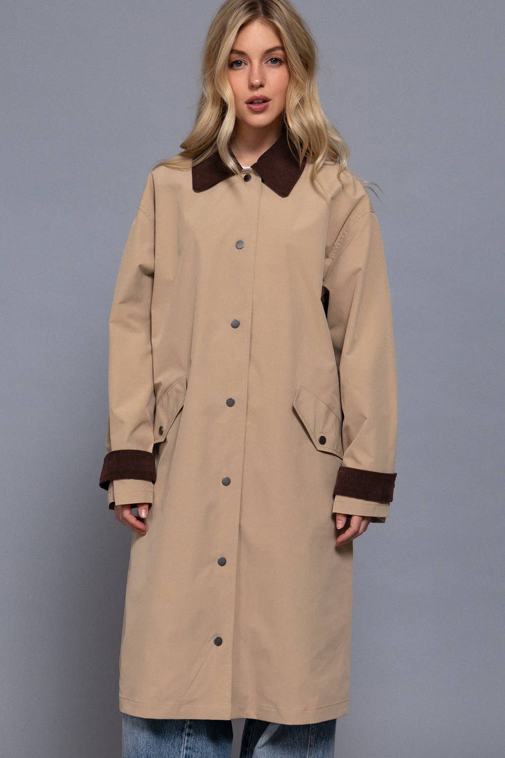 Active Basic | Active USA – wholesale Trenchcoat - Dam – Långärmad trenchcoat med kontrastkrage och knappar.4