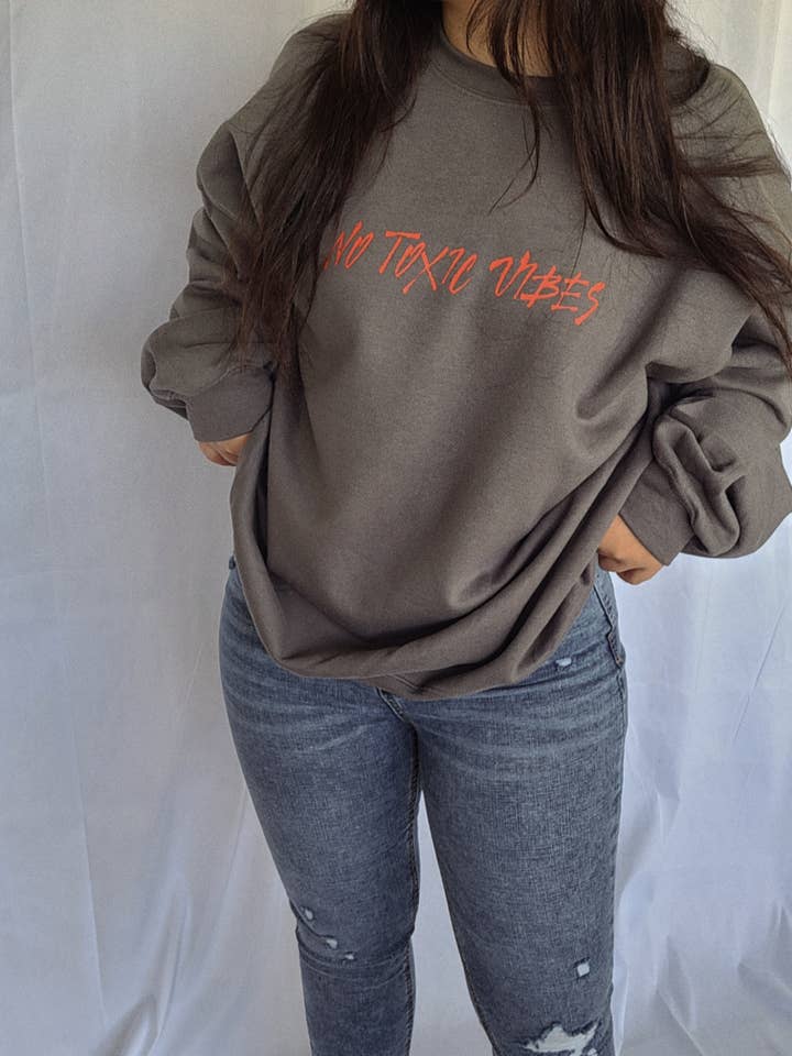 NO TOXIC VIBES | SWEATSHIRT für den Großhandel von Thread House