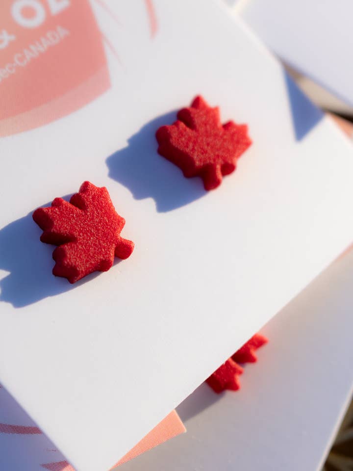 Feuille d’Érable – Puces d’oreilles symbole du Canada for wholesale by Vox & Oz