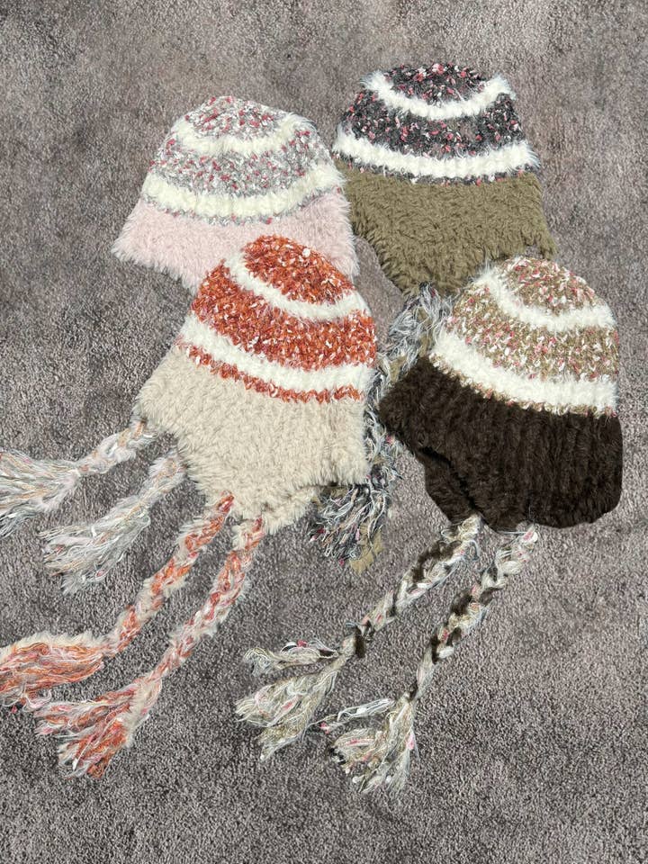 Bonnet en tricot en microfibre avec pompons tressés colorés pour la vente par JC Sunny Fashion