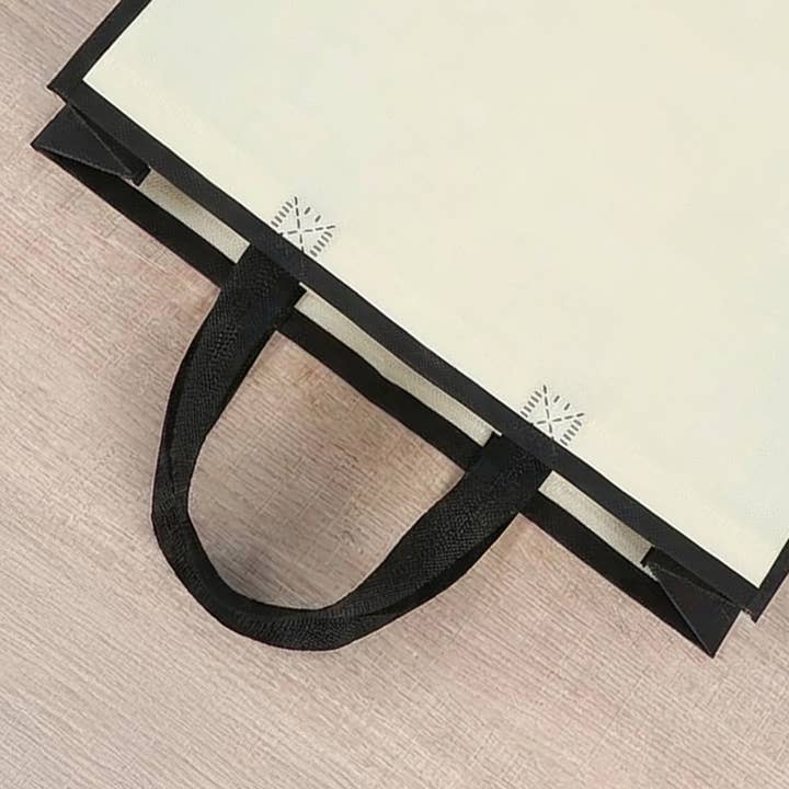 ByHome - Wholesale Cadeautasje - 50 stuks lichtbeige non-woven geschenkzakken met zwarte rand in 3 maten3