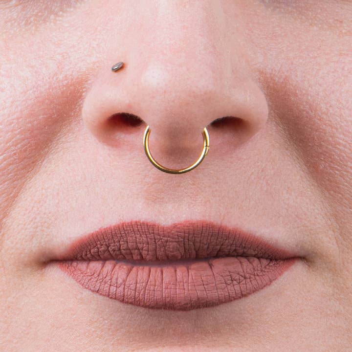 Custom Plugs - Venta al por mayor Aretes para la nariz - Anillo de tabique opalino con bisagras de titanio, calibre 1,2 mm, en dorado2