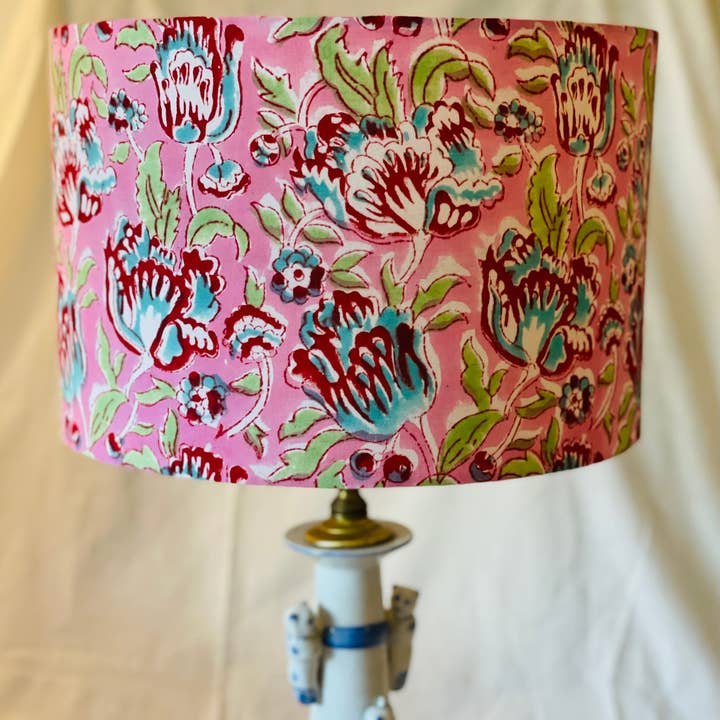 Olive and Limpet - Venta al por mayor Mamparas - Pantalla de tambor de 12 pulgadas. Impresión en bloque indígena de Sanganeri. Coral claro, rosa intenso, turquesa y verde mar.