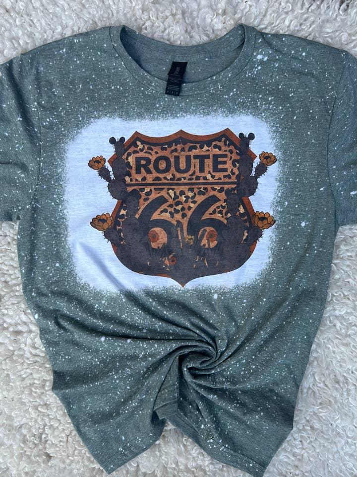 T-shirt graphique Route 66  pour la vente par Southern Chic