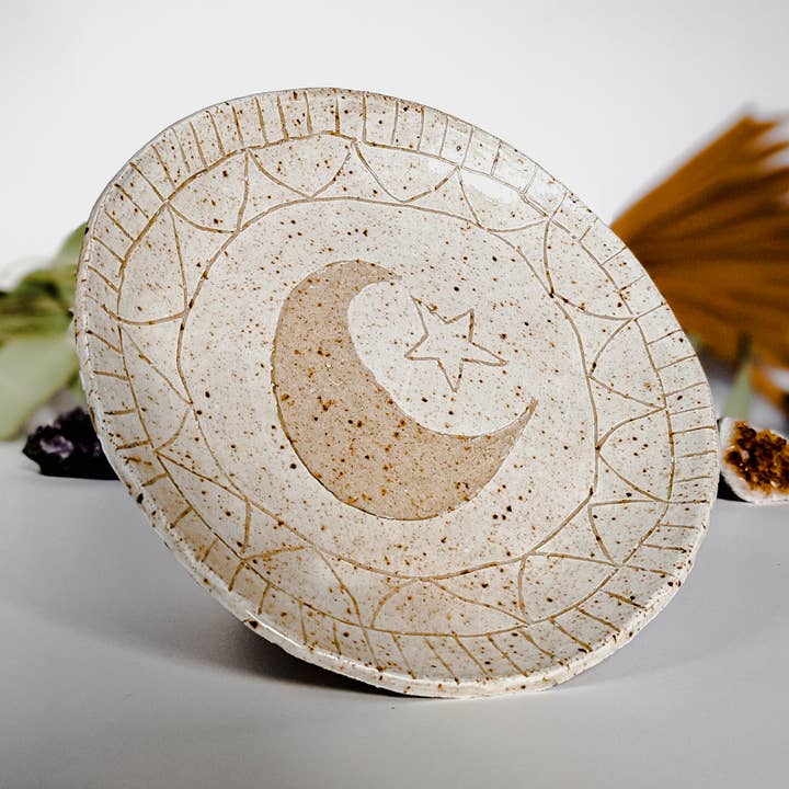 Assiette en céramique White Star Crescent Moon pour la vente par Rough Ware