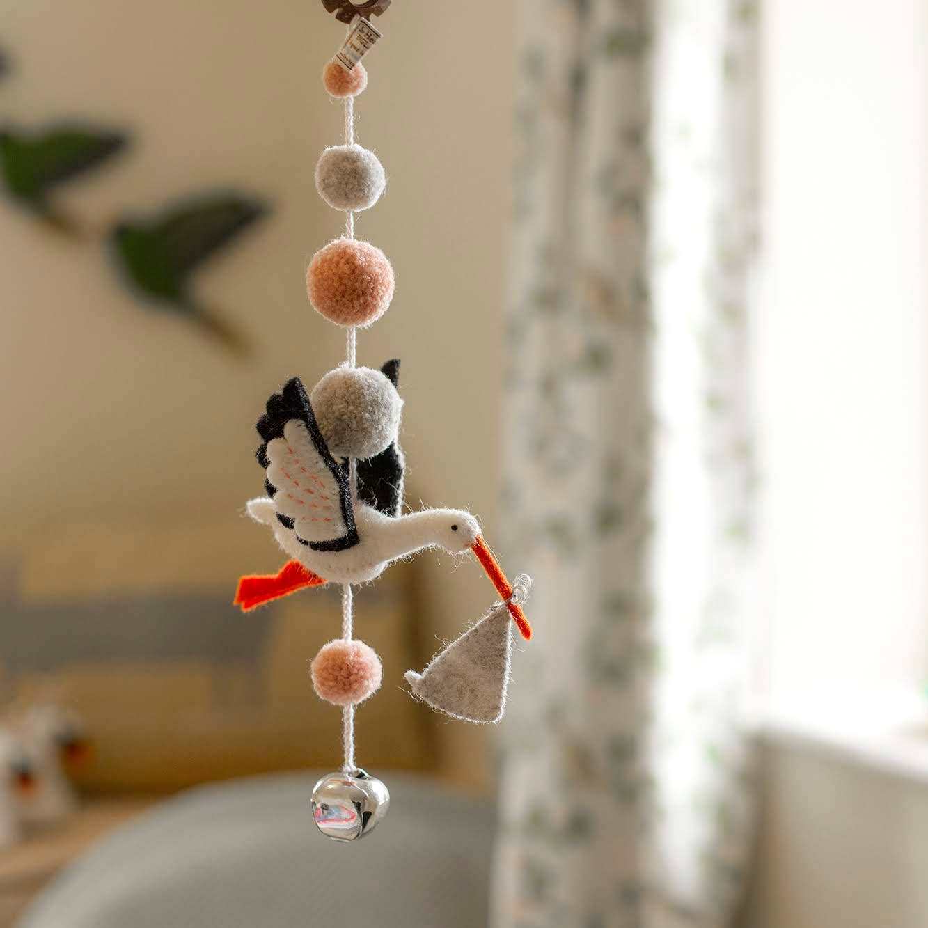 Sew Heart Felt - Vendita all'ingrosso Giostrina culla - Mobile rosa Eli Stork con pompon2