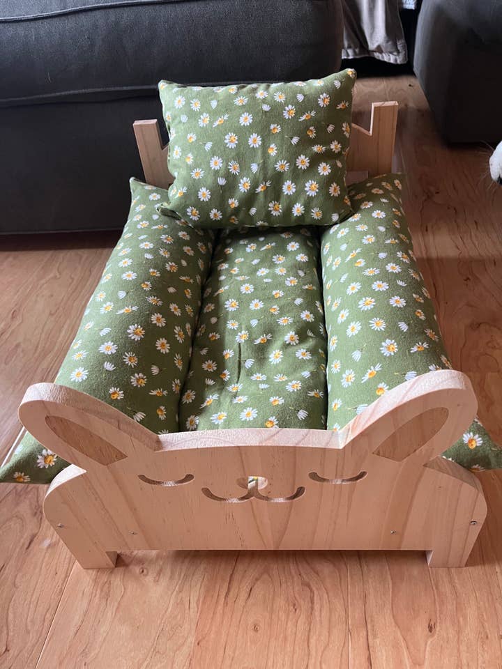 Coussin de canapé Bunny pour la vente par Pawcific Now Wag