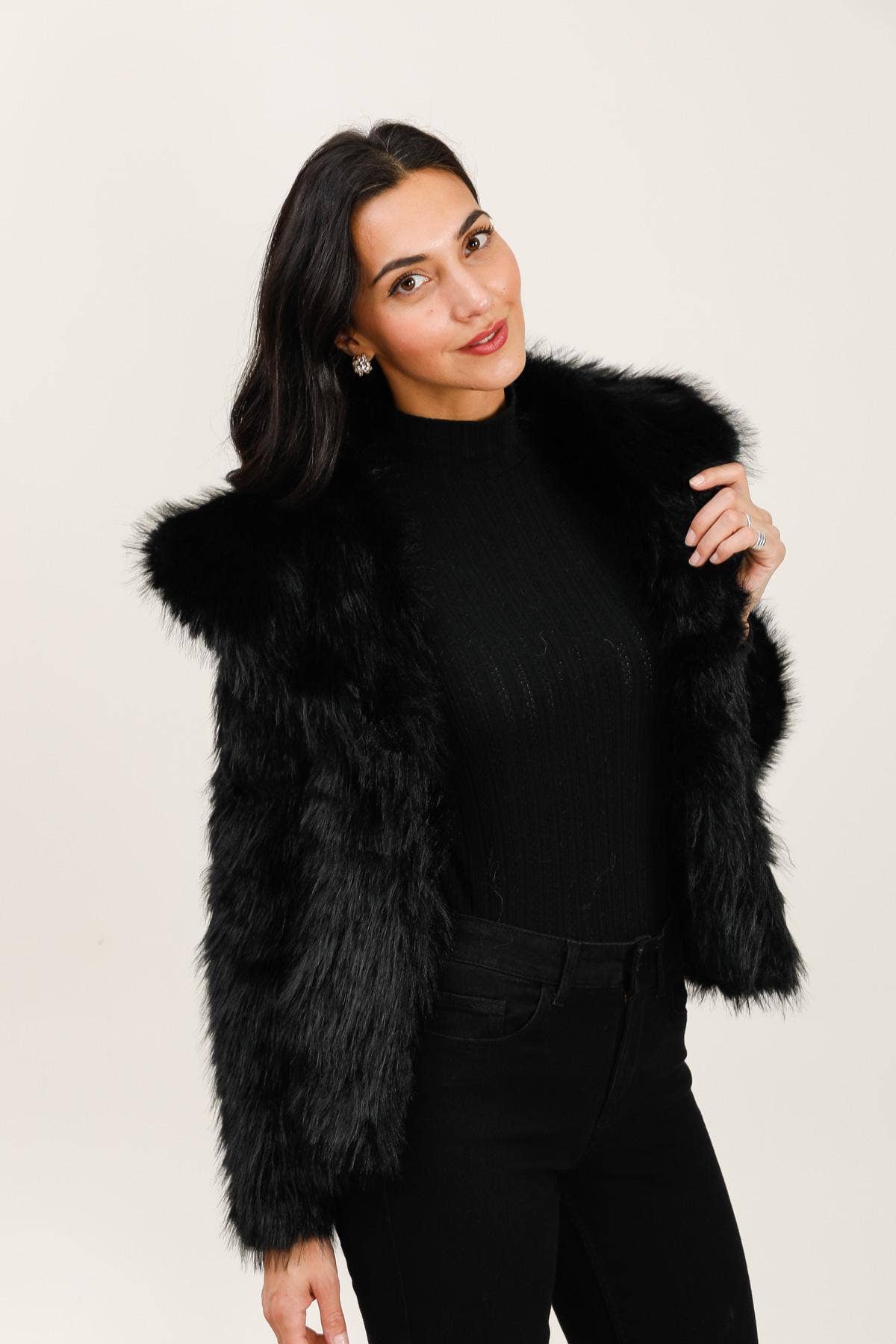 Attrait Paris – wholesale Päls/fuskpäls - Dam – Kort kappa i fuskpäls med lång lugg10