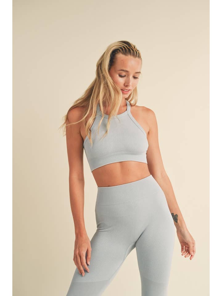 KIMBERLY C – Engroshandel Activewear-sæt – til kvinder – Sømløs ribbet BH og leggingssæt med høj hals3