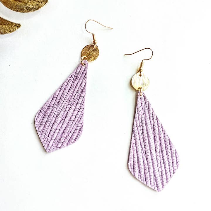 Boucles d'oreilles légères en daim lavande Vanity Chandelier pour la vente par Spoon & Theory Handmade