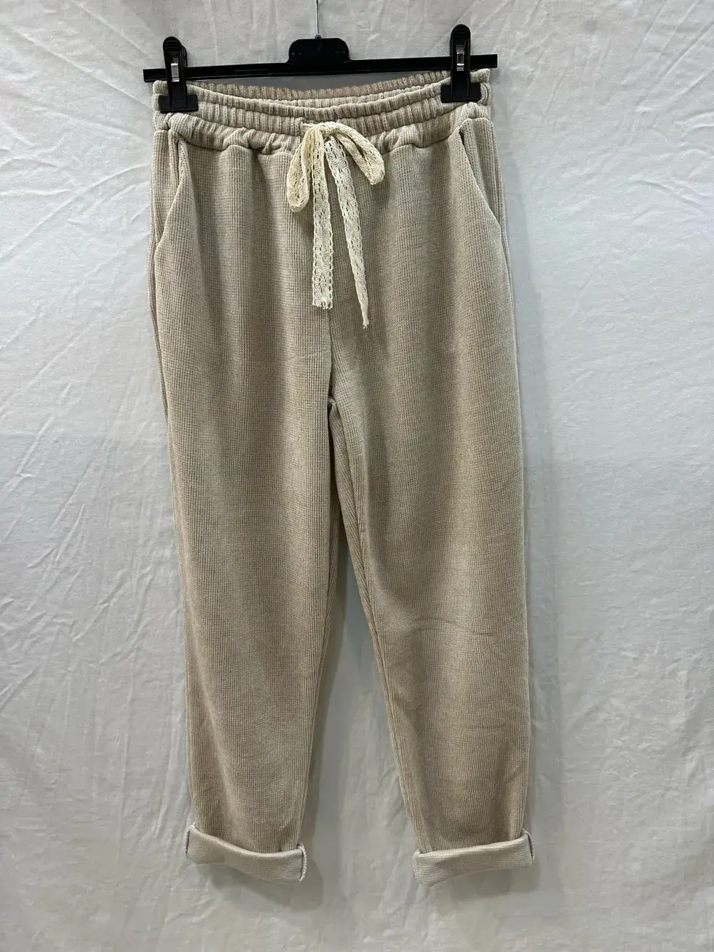 Mimi & Gogo – wholesale Mjukis- och joggingbyxor – Dam – Velour joggingbyxor med spets och resår i midjan, två fickor, one size för storlek 36–4213