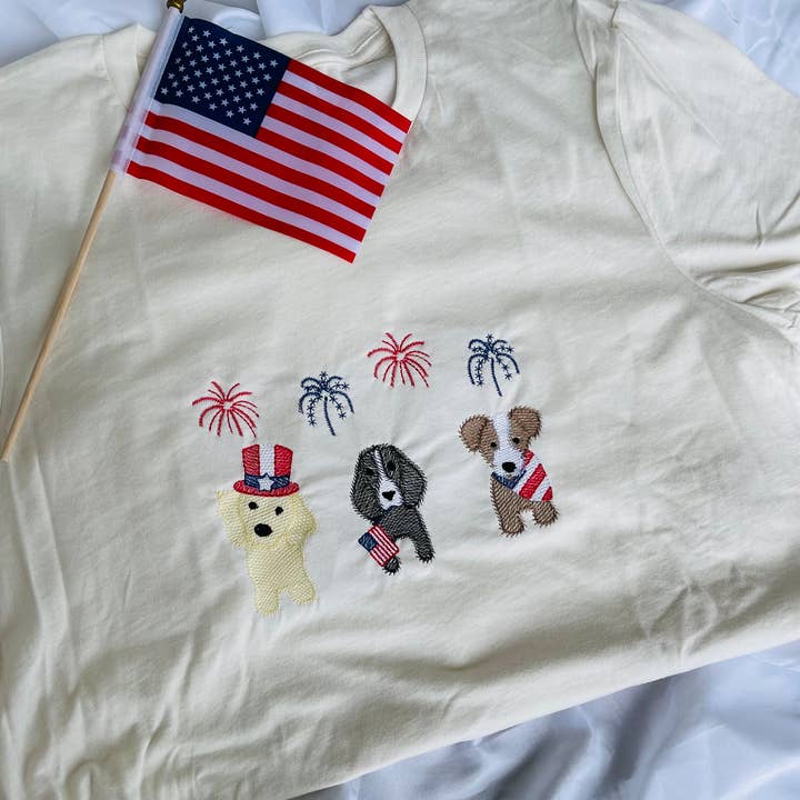 T-shirt brodé chiens patriotiques. pour la vente par Basil & Burch