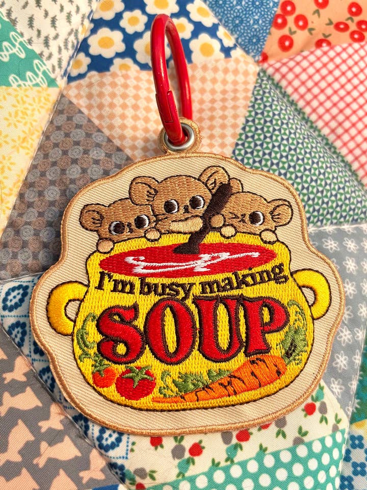 Porte-clés brodé "Je suis occupé à faire de la soupe" pour la vente par Maobabie