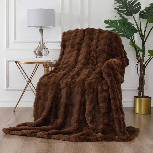 Rapport Home Furnishings Limited - Wholesale Throw Blanket - Luxury 3D Fur Polyester Blanket Soft Cosy (150x200cm)2