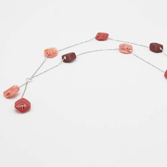 Lång kedja med 8 minikuber i röda nyanser för wholesale av FATES, style with a story