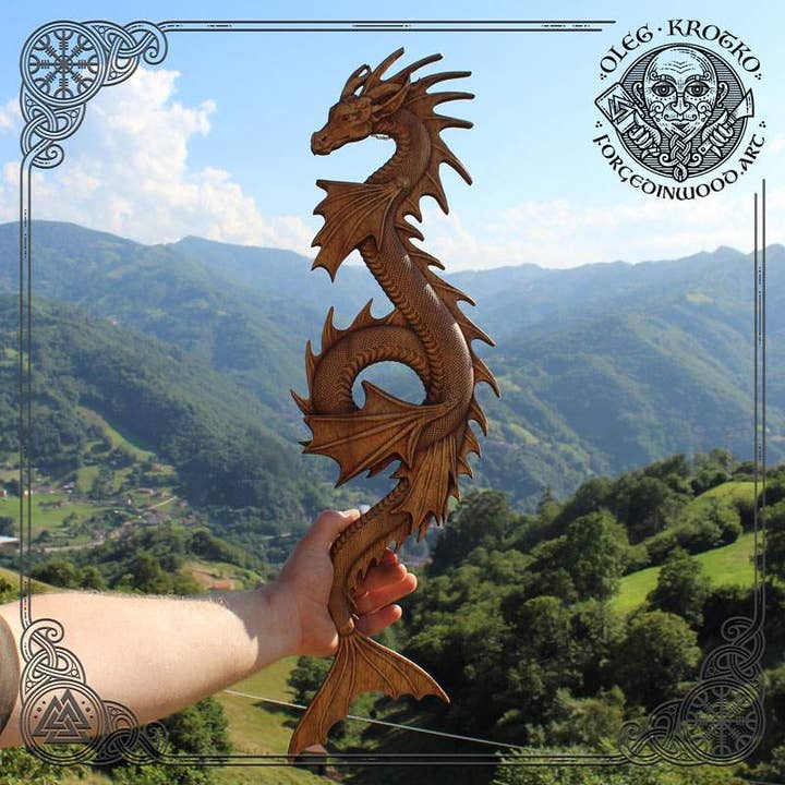 DRAGO D'ACQUA. Graziosa immagine intagliata in legno. per la vendita all'ingrosso da parte di Forged In Wood
