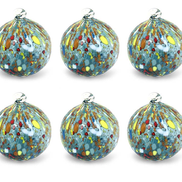 Mazzega Art & Design – wholesale Prydnadsset – Glaskulor "I Colori di Murano" set med 6 stora färgade handgjorda blåsta glaskulor Ornamentala Juldekorationer för Julgran med Hängring Ø 9 cm.