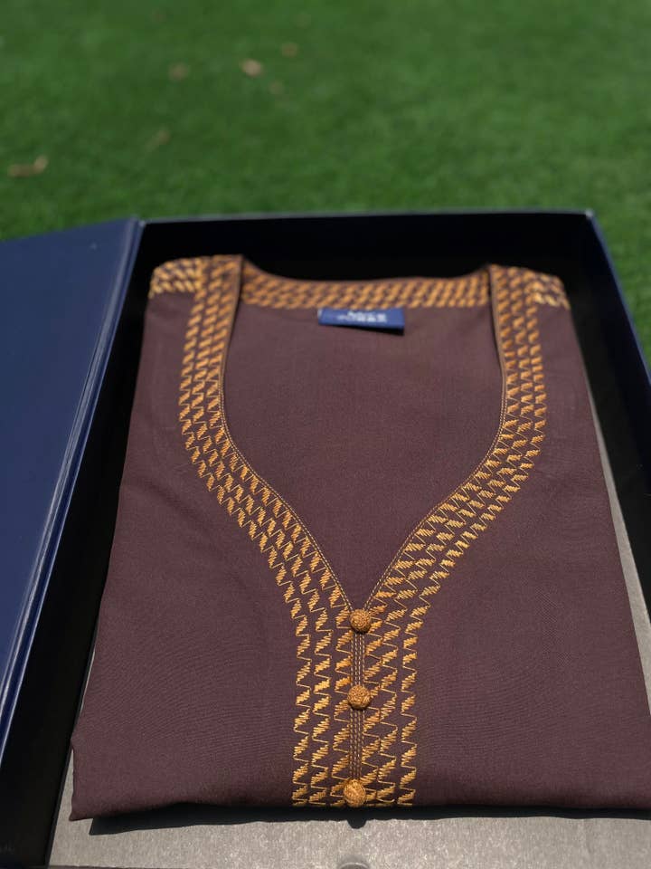 Bata Maghribi de manga 3/4 para hombre, color canela con bordado naranja para venta al por mayor de MY LITTLE JUBBA