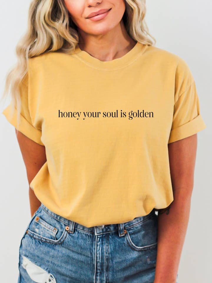 Camicia dorata Honey Your Soul Is - T-shirt con grafica per la vendita all'ingrosso da parte di Desert Raine