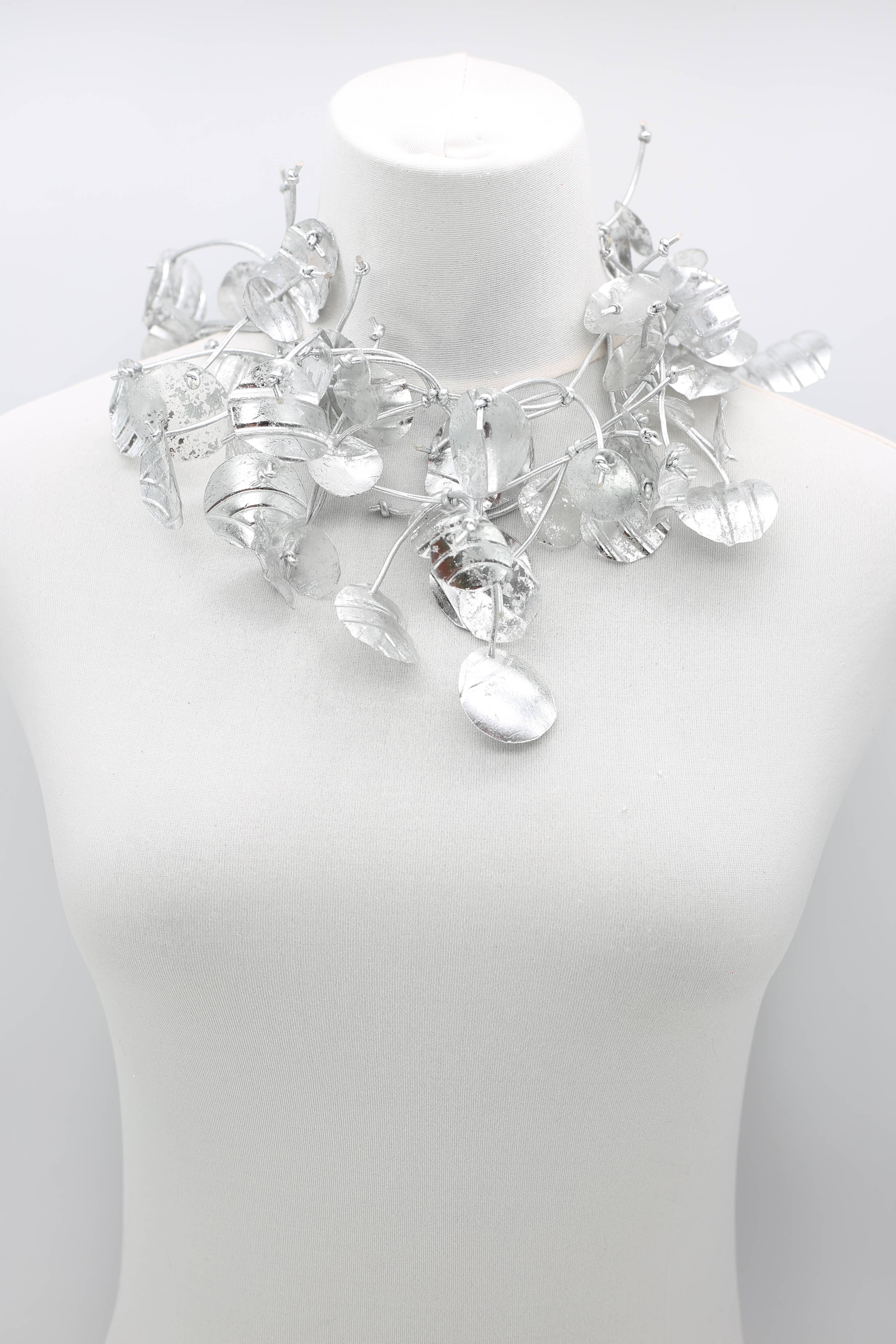 Jianhui London – Großhandel Statement-Halsketten – Halskette mit Seerosenblättern aus recyceltem Kunststoff, lang, handbemalt8