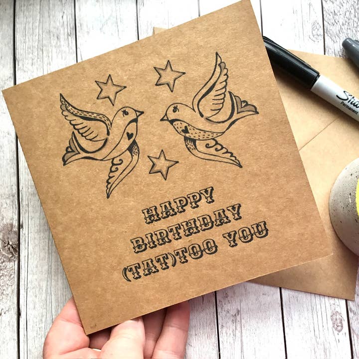 Biglietto di Compleanno a Tema Tatuaggio, Biglietto con Gioco di Parole sui Tatuaggi, Fondo per Tatuaggi. per la vendita all'ingrosso da parte di Slumbermonkey Designs