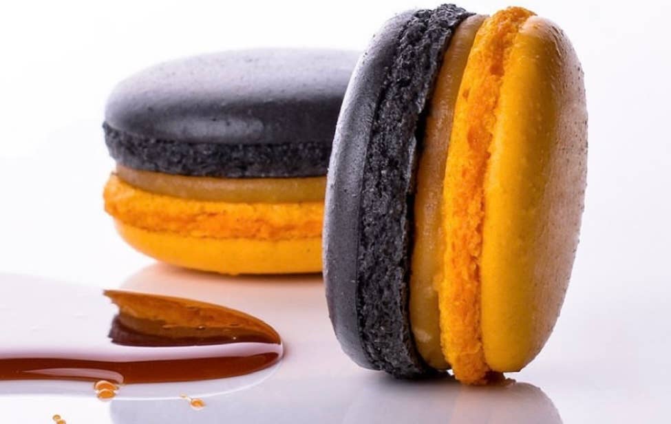 Macarons & Feinkost - Wholesale Cookie - Macaron Passion Fruit Caramel – Exotic Meets Sweet (4.5cm)