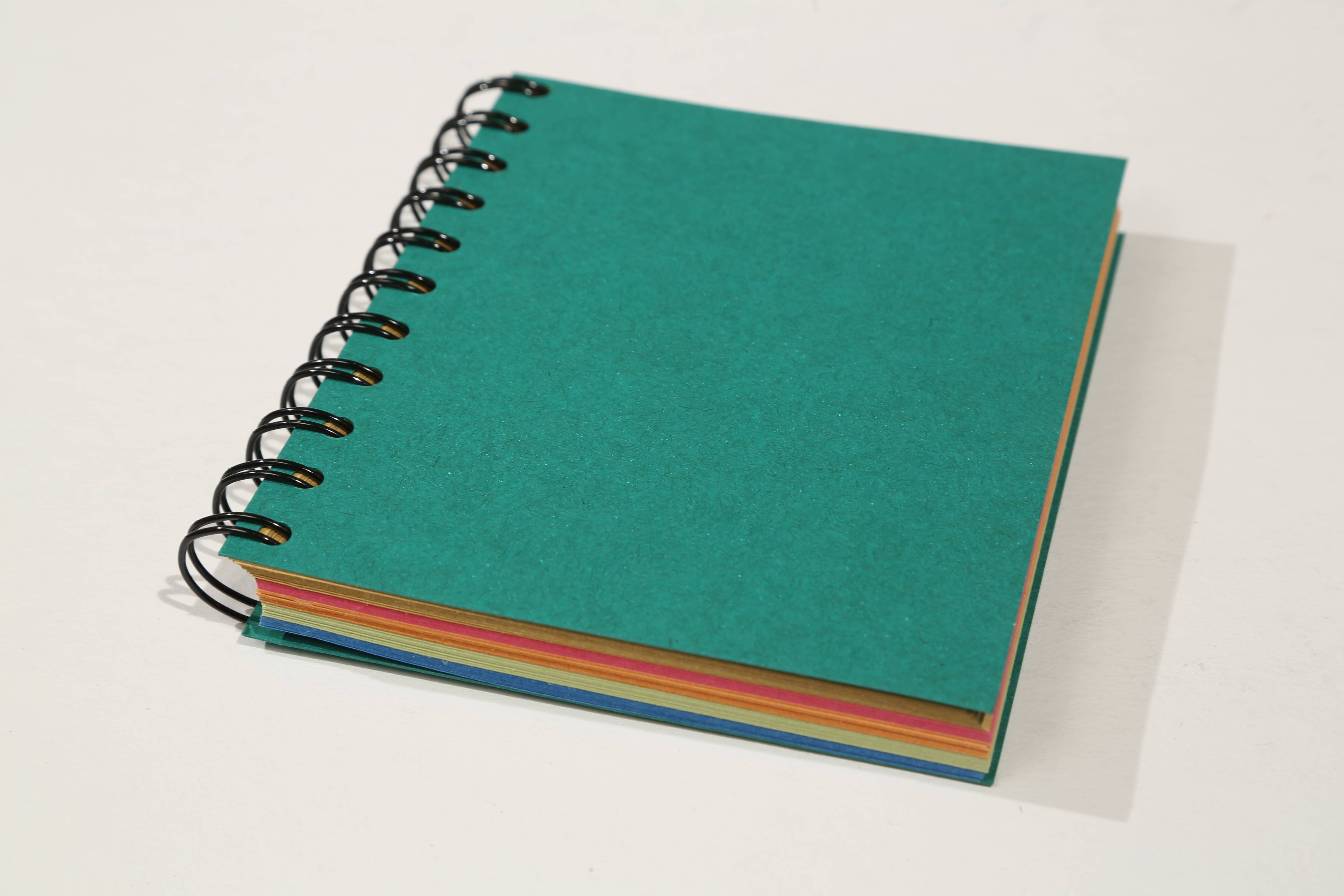 Maki Nature – wholesale Anteckningsblock – Spiralblock 11,5 x 13,5 cm med mångfärgade blad9