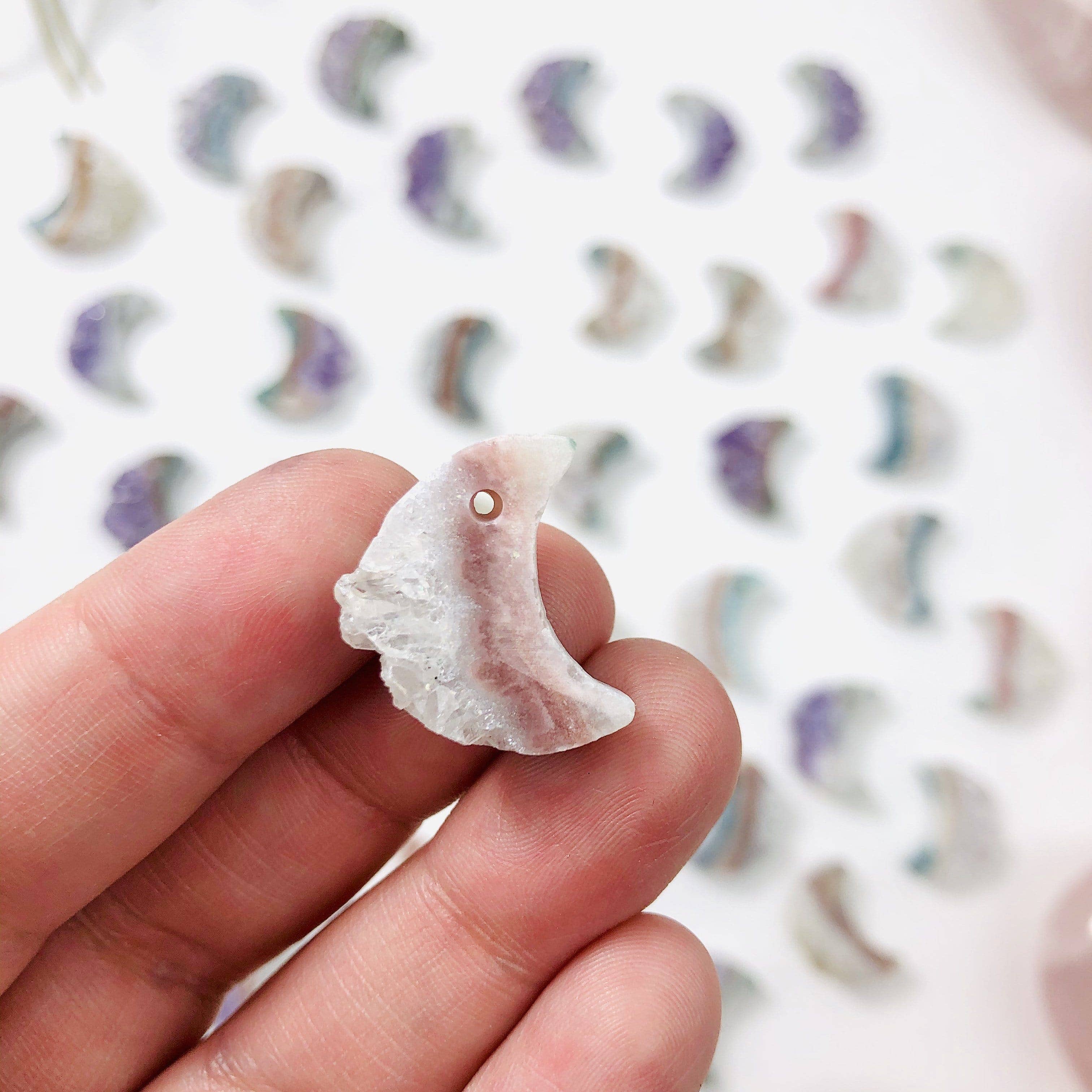 Rock Paradise – wholesale Spiritual stone/crystal – Crystal Drilled Amethyst Moon Crescent Spiritual Stone 20mm