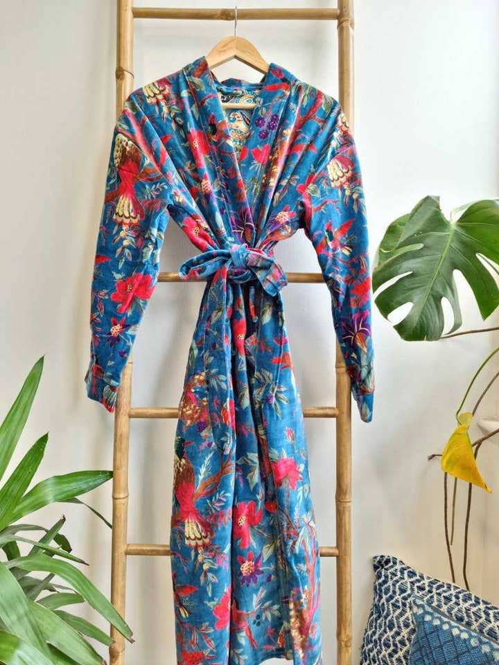 Kimono unisexe Velvet House Robe en forme d'oiseau turquoise pour la vente par Essential Designs London