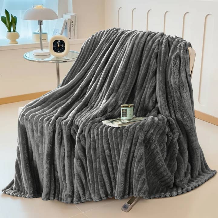 Oversized Queen Fleece Throw Blanket (90”x100”), 400 GSM for wholesale by Qatan