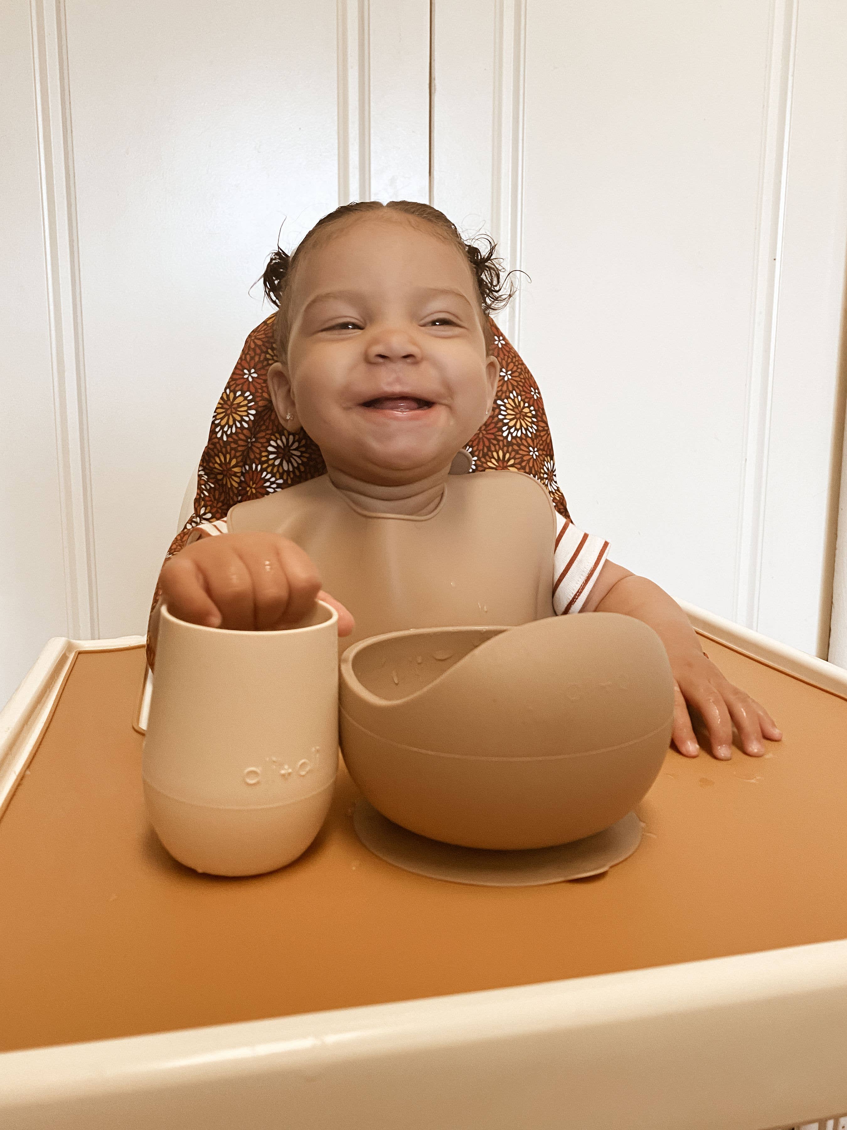 Ali+Oli - Vente Verre/tasse – enfant et bébé - Gobelet ouvert en silicone Bunny Face pour bébé et tout-petit (noix de coco)10