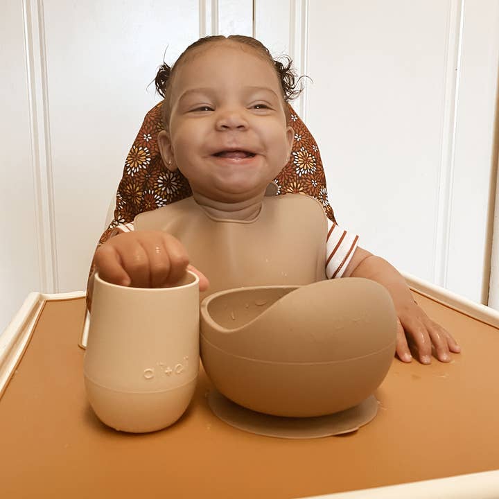 Ali+Oli - Vente Verre/tasse – enfant et bébé - Gobelet ouvert en silicone Bunny Face pour bébé et tout-petit (noix de coco)10