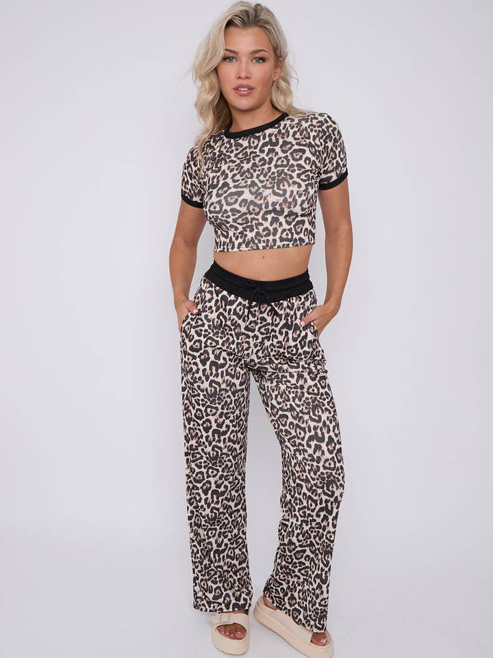 Ensemble haut court côtelé à imprimé léopard et pantalon large pour la vente par AX Labels