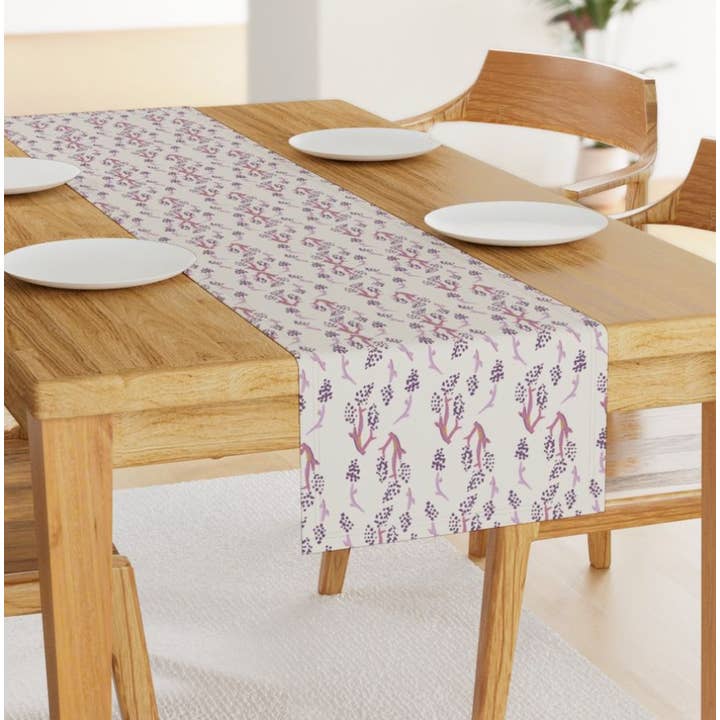 Runner da tavolo Climbing Lilac per la vendita all'ingrosso da parte di Fox & Willow Design Studio