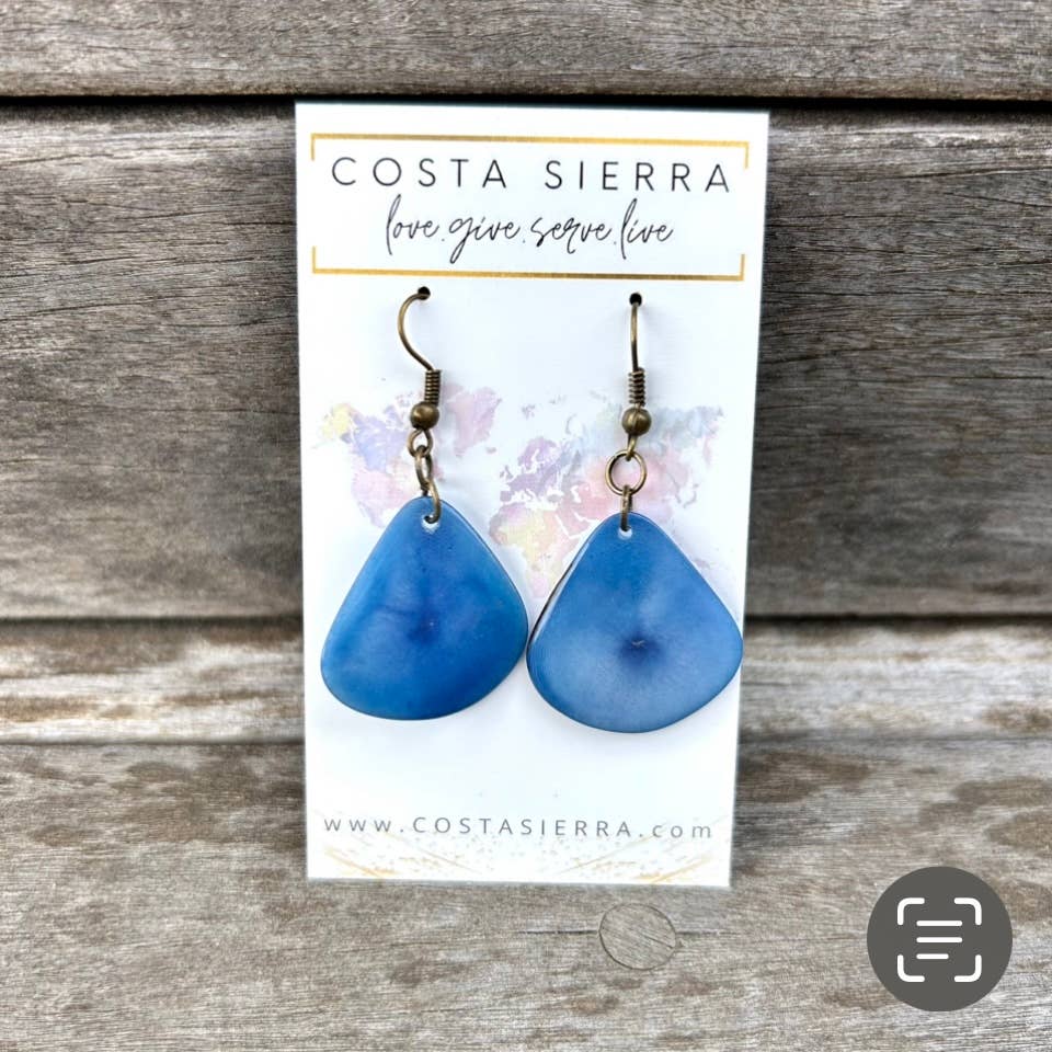 Costa Sierra – wholesale Hängande örhängen – Madalina örhängen i tagua, handfärgade och karvade med naturlig nötlook15
