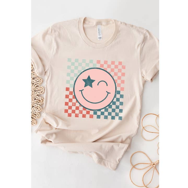 Kissed Apparel – T-shirt estampada - Mulher por atacado – T-Shirt Gráfico Star Winky Smiley Checker3